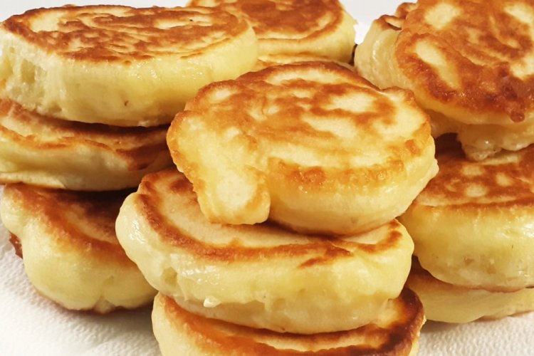Tortitas con crema agria y mayonesa