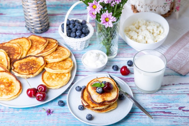 Tortitas con crema agria y requesón
