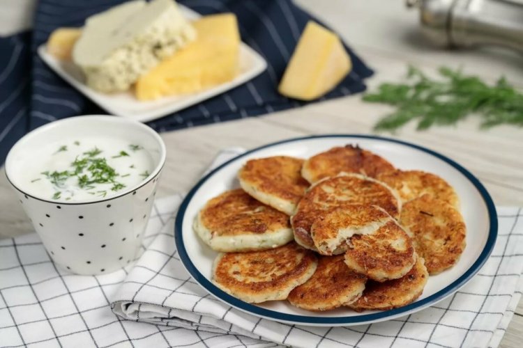 Tortitas con crema agria y queso