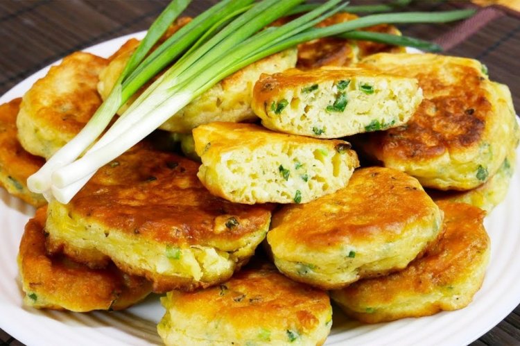 Tortitas con crema agria y cebollino