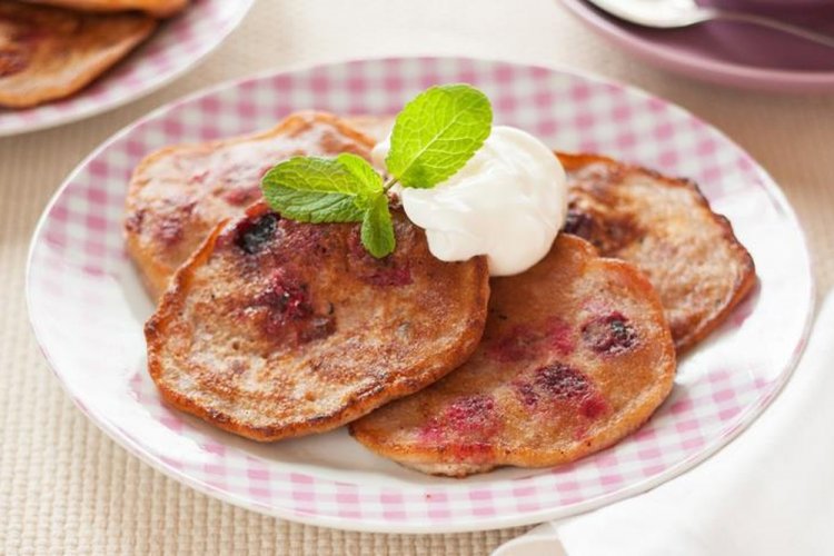 Tortitas con crema agria y cerezas