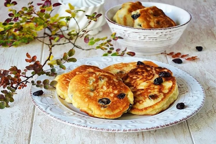 Tortitas con crema agria y pasas