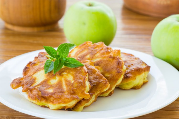 Tortitas con crema agria y manzanas