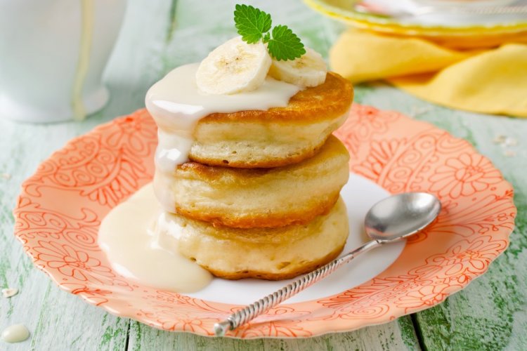 Tortitas con crema agria y plátano