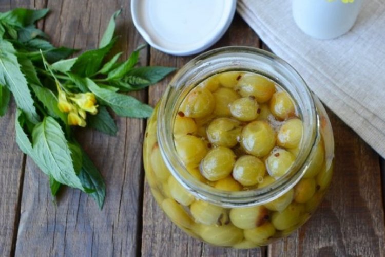 Emerald Gooseberry Jam with Mint