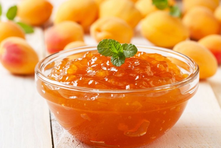 Apricot Confiture with Syrup