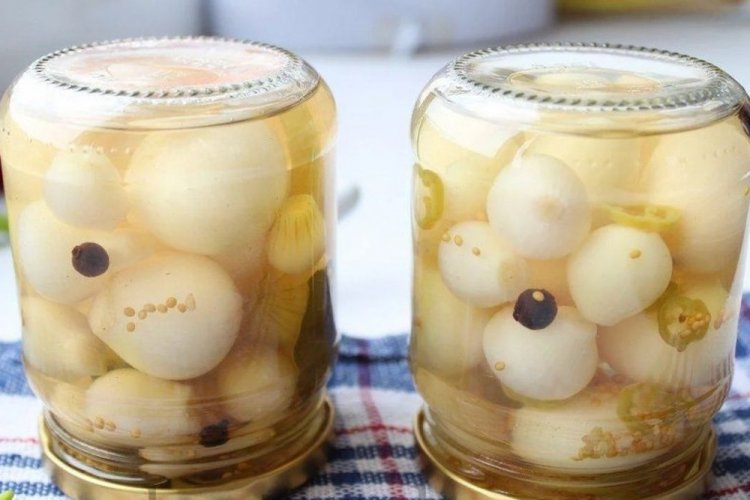 Ganze eingelegte Zwiebeln in Gläsern