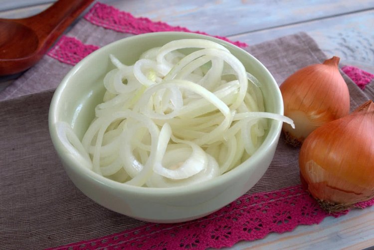 Eingelegte Zwiebelringe für Salate für den Winter