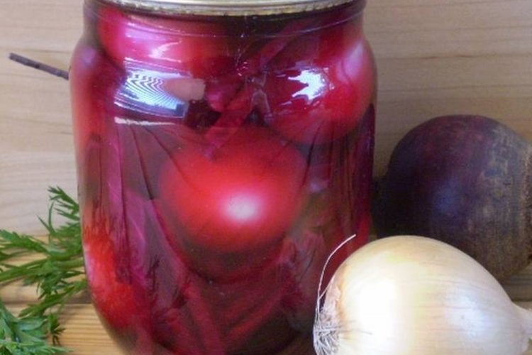 Eingelegte Zwiebeln mit Roter Bete für den Winter