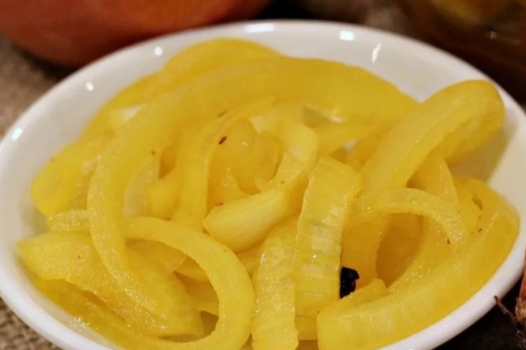 Eingelegte Zwiebeln mit Orangensaft für den Winter