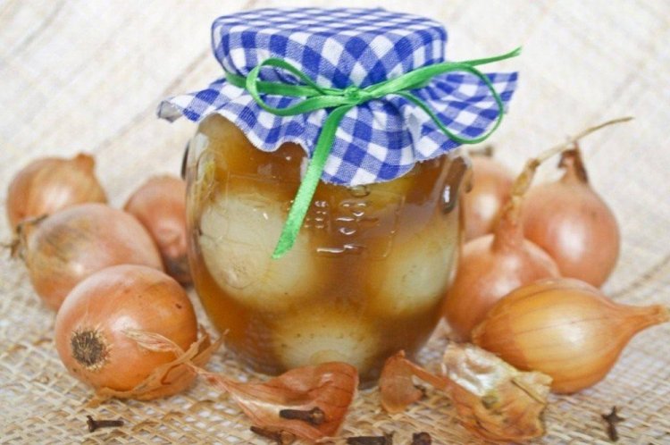 Eingelegte Zwiebeln mit Apfelessig für den Winter