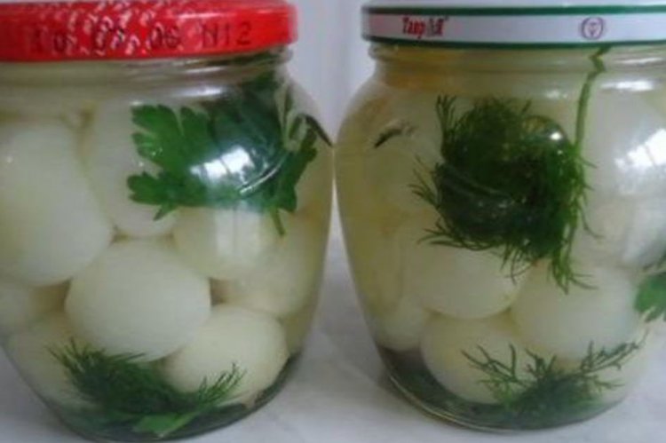 Eingelegte Zwiebeln mit Kräutern für den Winter