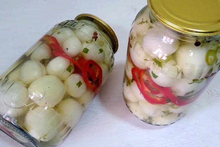Eingelegte Zwiebeln mit Paprika für den Winter