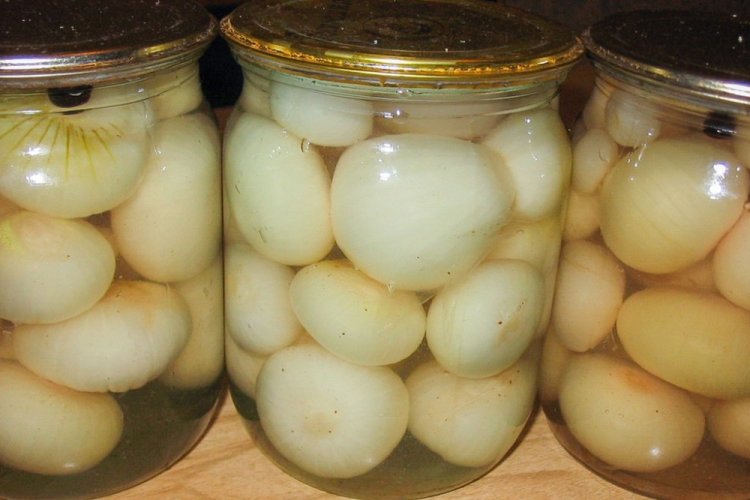 Süße eingelegte Zwiebeln für den Winter