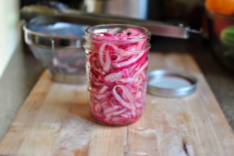 Eingelegte rote Zwiebeln für den Winter