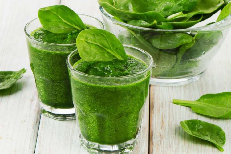 Grüner Spinat-Smoothie mit Eis