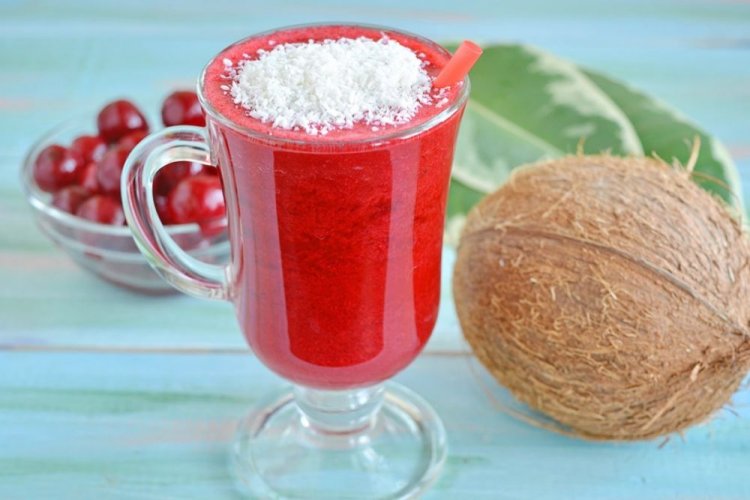 Smoothie aus Kirschen und Kokosnuss