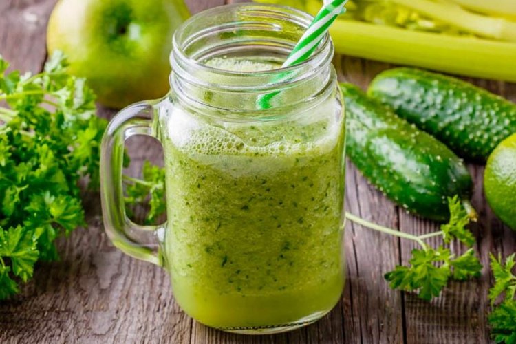 Smoothie aus Petersilie, grünem Apfel, Sellerie und Gurke