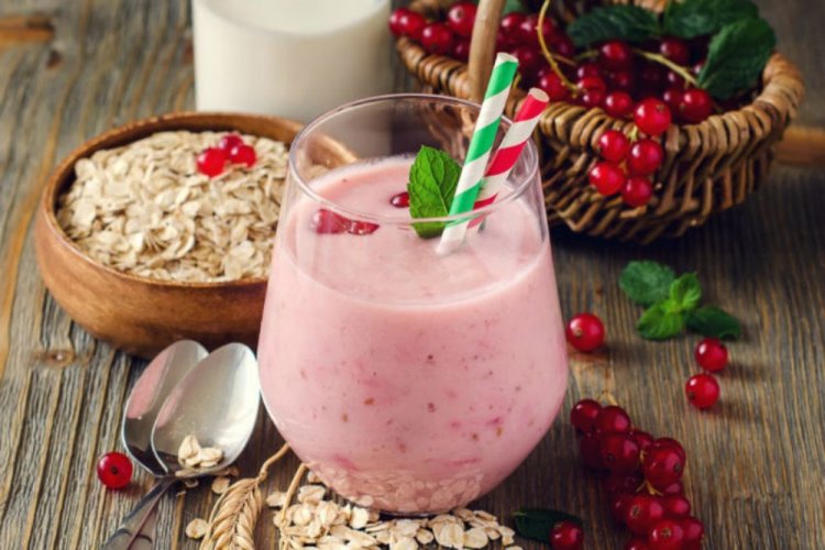 Smoothie aus roten Johannisbeeren, Kefir und Haferflocken