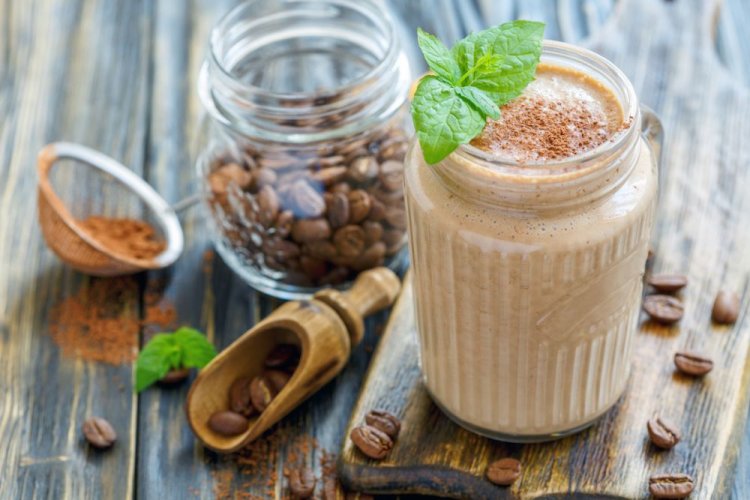 Kaffee-Smoothie mit Banane und Hafermilch