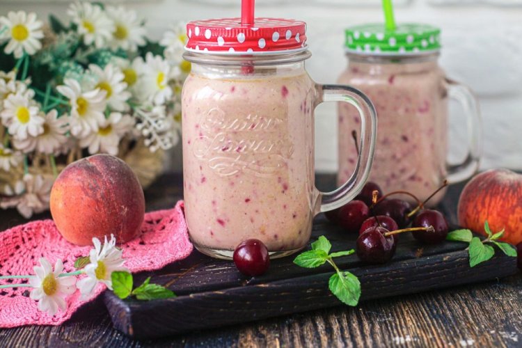 Smoothie aus Pfirsichen, Kirschen und Kefir