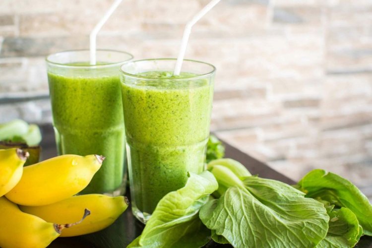 Gesunder Smoothie aus Banane und Römersalat