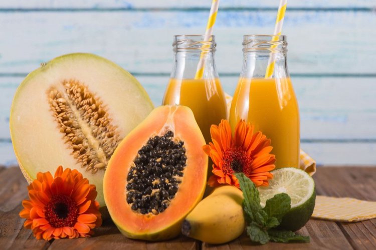Smoothie aus Melone, Papaya, Banane und Limette