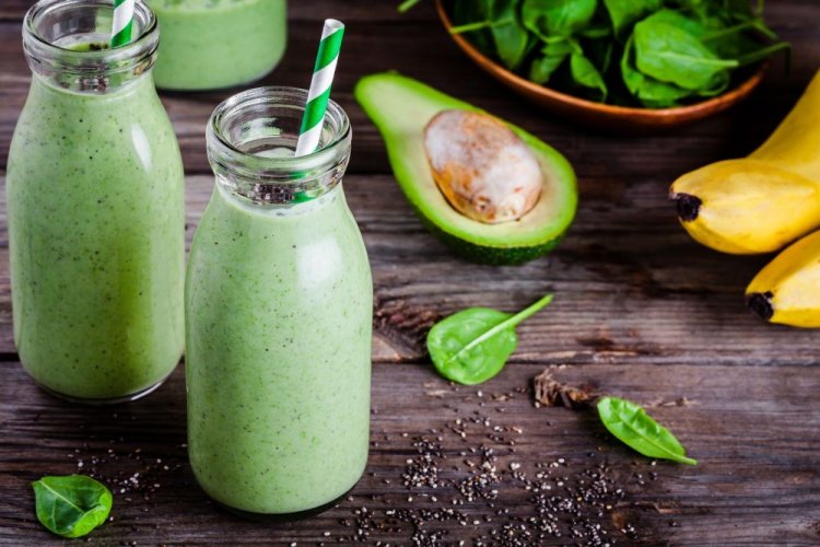 Gesunder Smoothie aus Avocado, Spinat und Banane