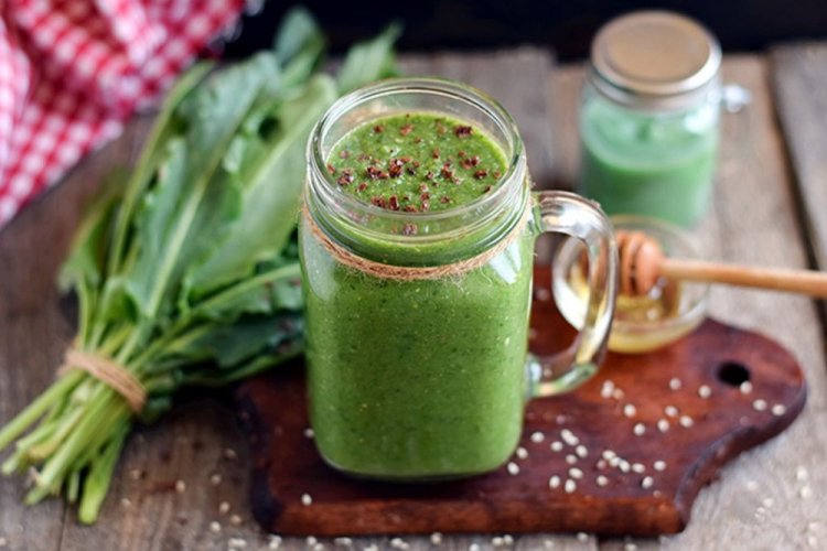Gesunder Smoothie mit Sauerampfer und Leinsamen