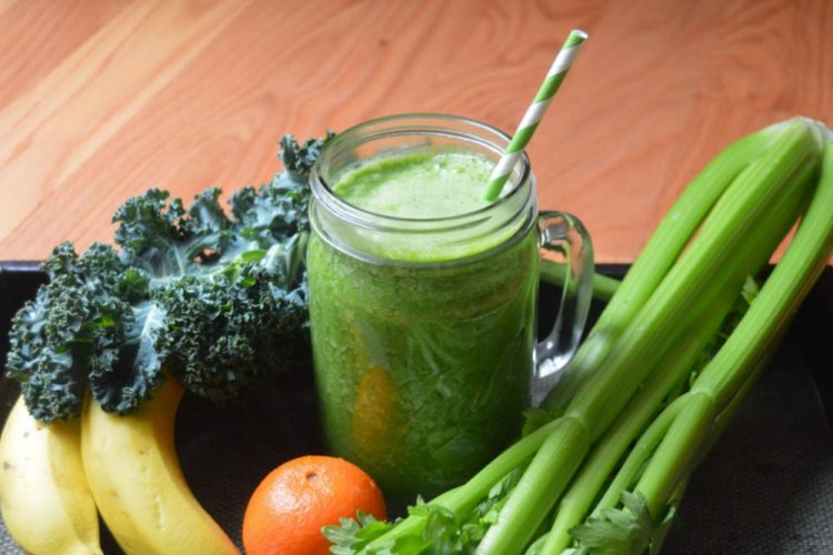 Smoothie aus Sellerie, Banane und Grünkohl