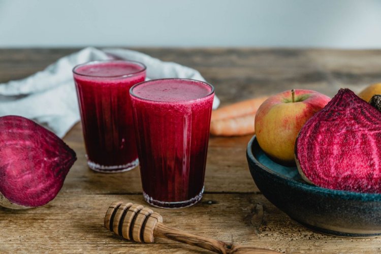 Smoothie aus junger Rote Bete, Apfel und Honig