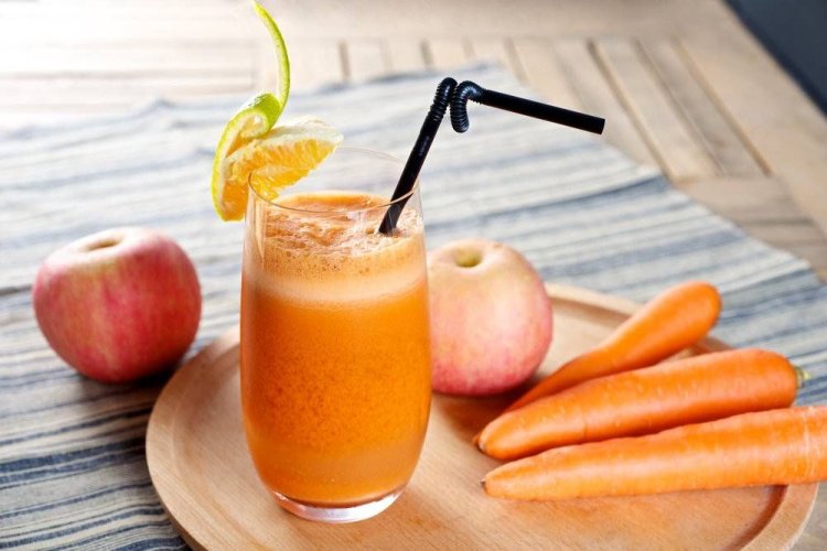 Gesunder Smoothie aus Karotten und Äpfeln