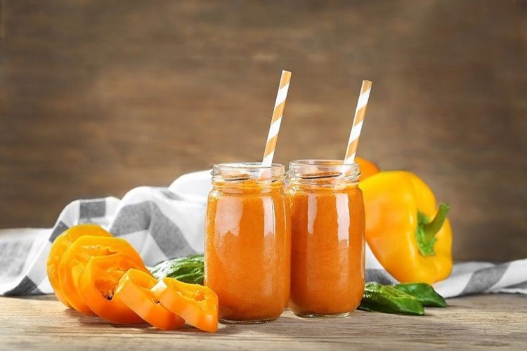 Smoothie aus Paprika und Zitrone