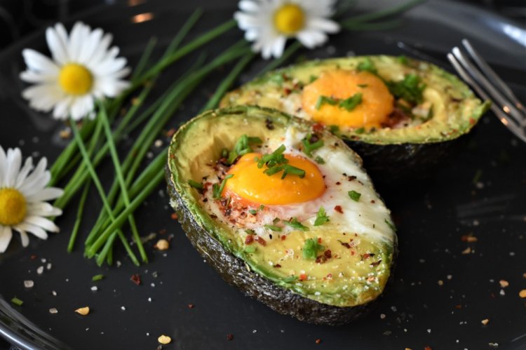 Gebackene Avocado mit Ei