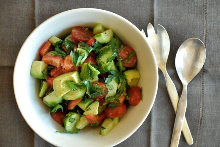 Salat mit Avocado und Gemüse