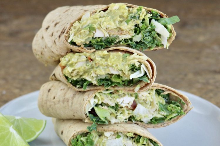 Lavash-Rolle mit Avocado und Ei