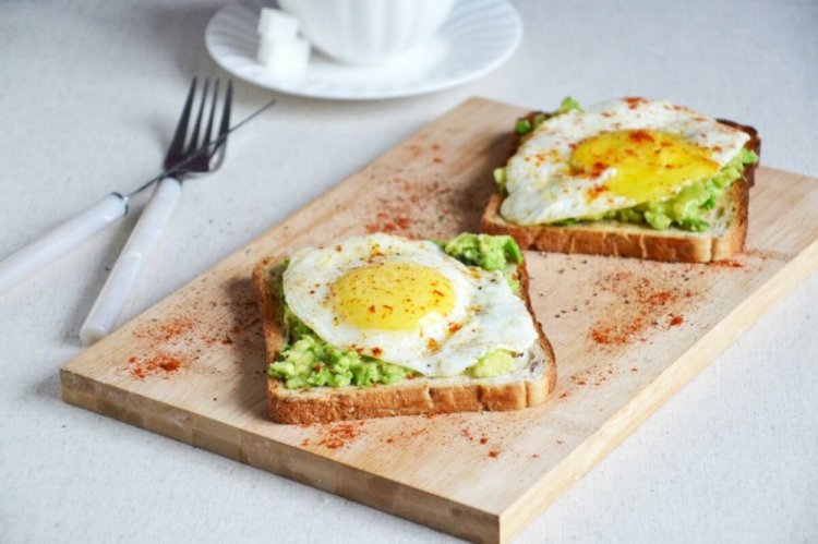 Toasts mit Avocado und Spiegelei