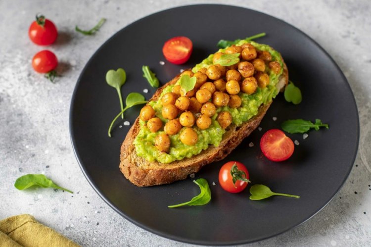 Toasts mit Avocado und Kichererbsen