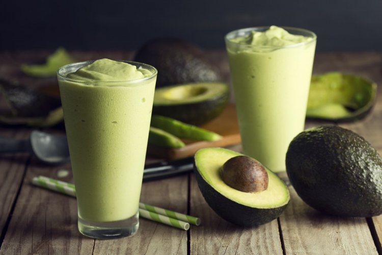 Smoothie mit Avocado und Joghurt