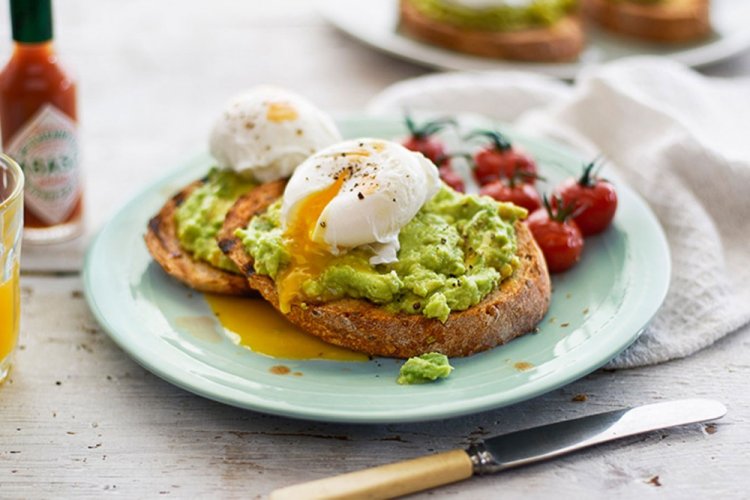 Sandwich mit pochiertem Ei und Avocado