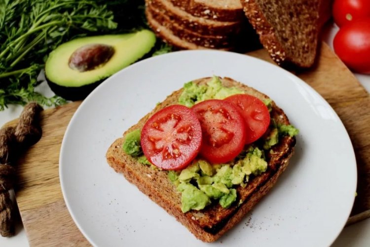 Sandwiches mit Ricotta und Avocado