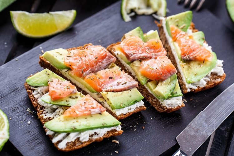 Toasts mit Avocado und Lachs