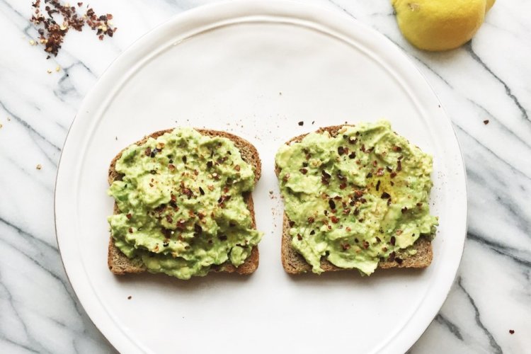 Toasts mit Avocado und Quark