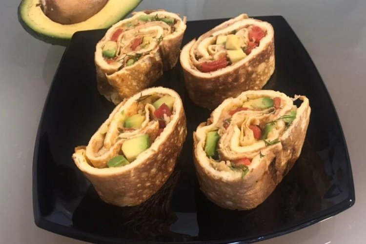 Eierrolle mit Avocado und Schinken