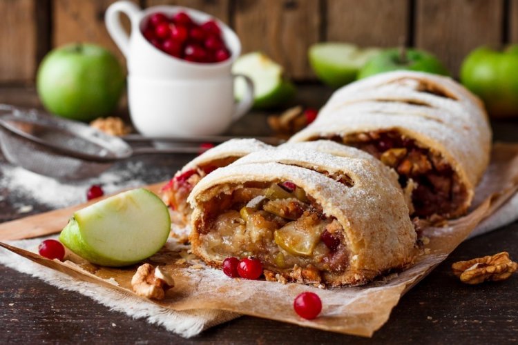 Strudel de masa de requesón con manzanas y arándanos