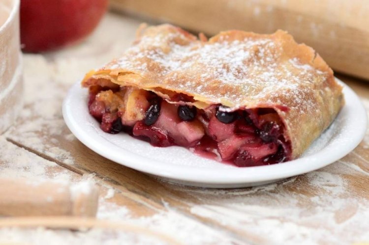 Strudel de manzana y grosella negra
