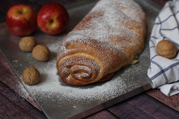 Strudel de manzana con masa de levadura