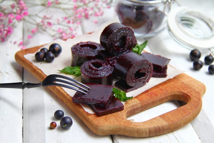 Pastila aus schwarzen Johannisbeeren im Ofen