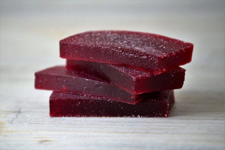 Pastila aus schwarzen Johannisbeeren mit Gelatine und Nüssen