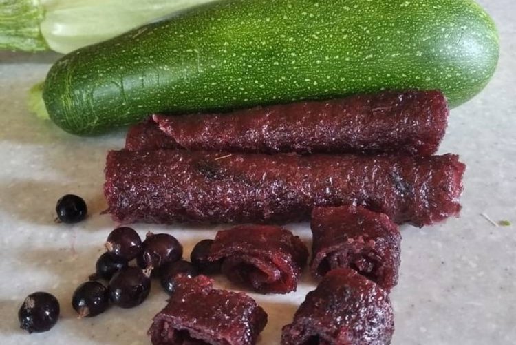 Pastila aus schwarzen Johannisbeeren mit Zucchini
